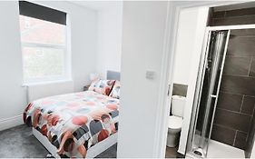 Private Room In Modern House Near Nottingham